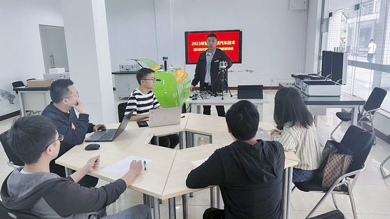 成人教育网上平台：便利与挑战并存